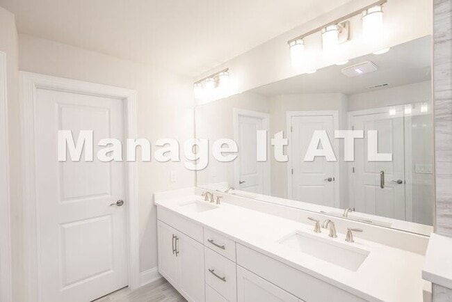 Building Photo - 4 Bedroom Townhome in Chamblee