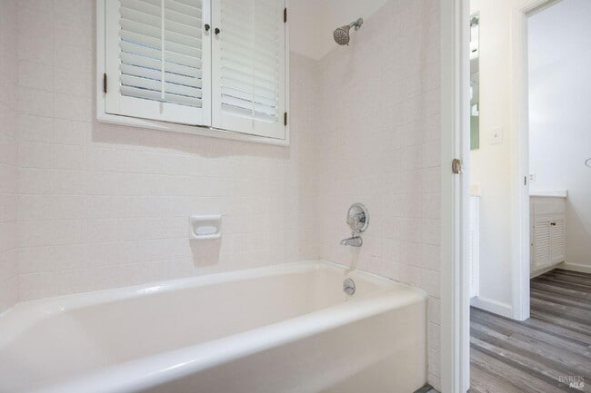 Building Photo - 121 Knoll Pl