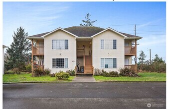 Building Photo - Upper Unit 2 Bedroom 1 Bath