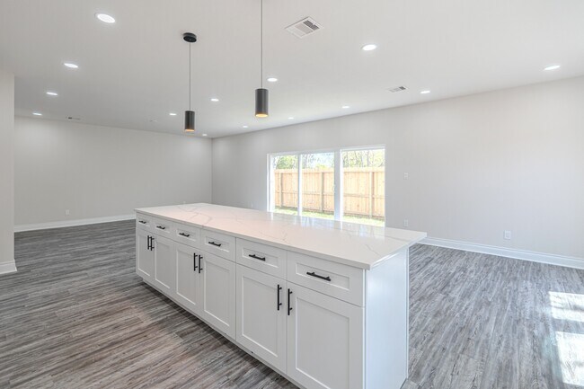 Building Photo - 6814 Champion Ln