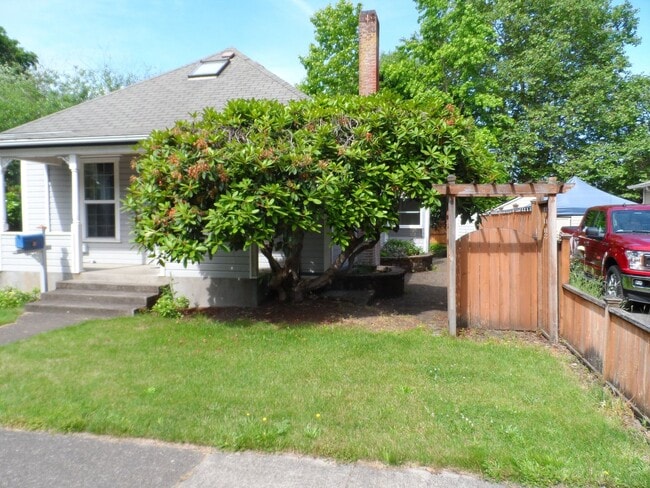 Building Photo - 3 Bedroom 2 Bath Home Newberg OR