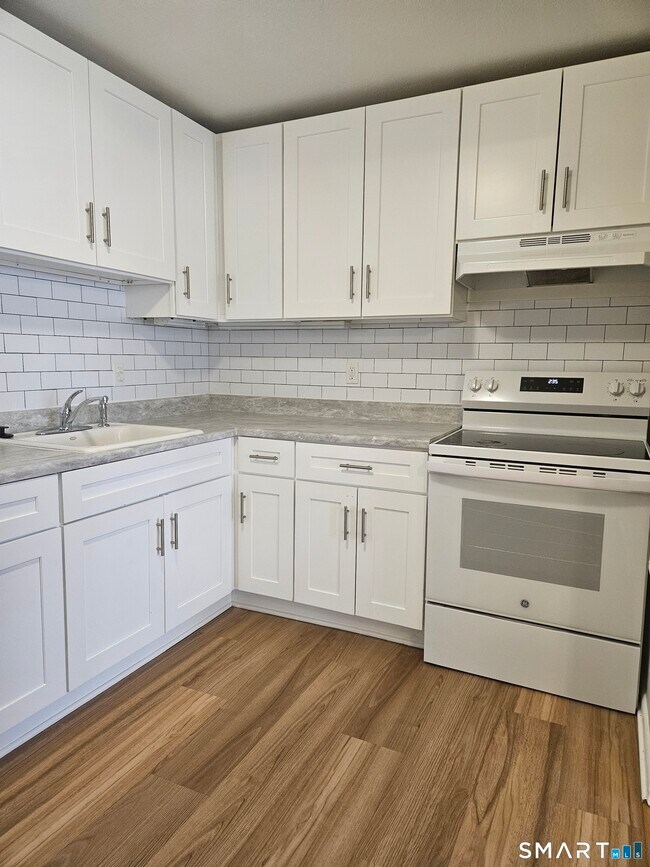 Building Photo - 131 Milford St Ext