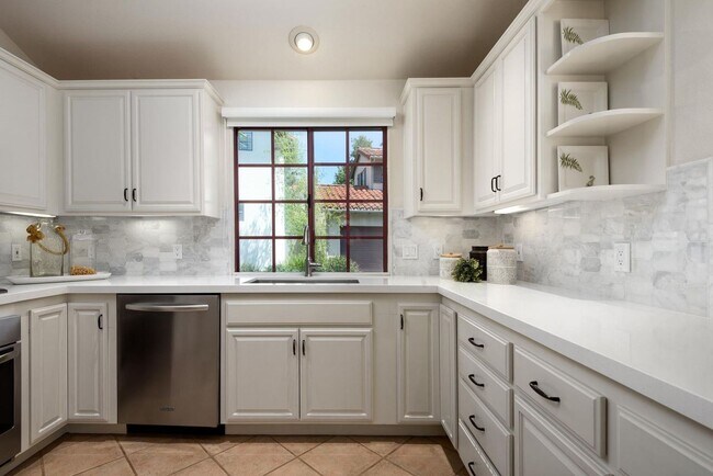 Building Photo - Great Location 3 bdrm townhome