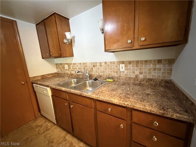 Building Photo - 6910 Carriage Hill Dr