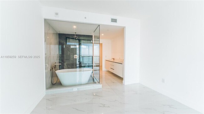 Building Photo - 700 NE 24th St