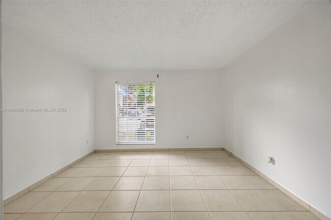 Building Photo - 10780 N Kendall Dr
