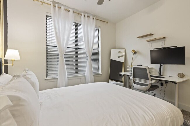 Building Photo - 5720 Town and Country Blvd