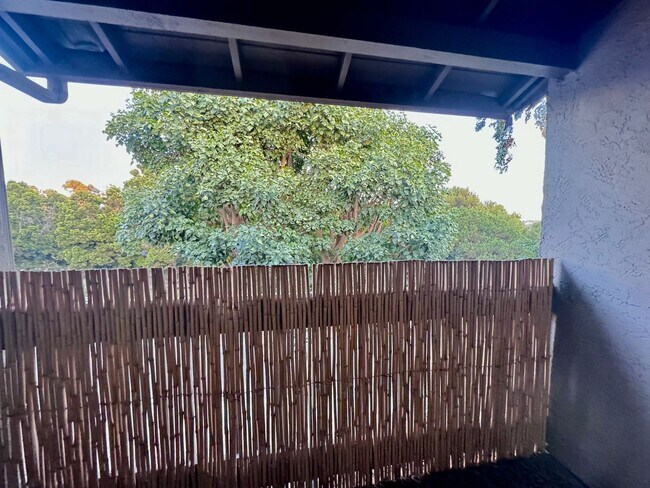 Building Photo - Beautifully Remodeled 1 BD, 1 Mile to beach