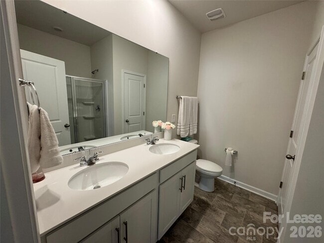 Building Photo - 1924 Vanderlyn St