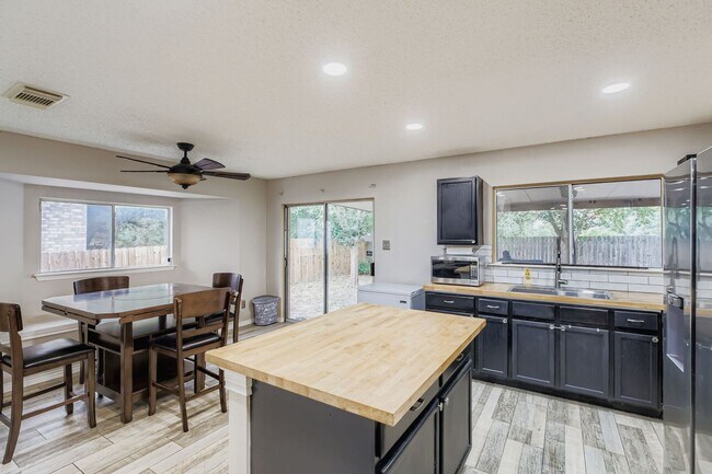 Building Photo - Stunning 3 bedroom home with Easy access t...
