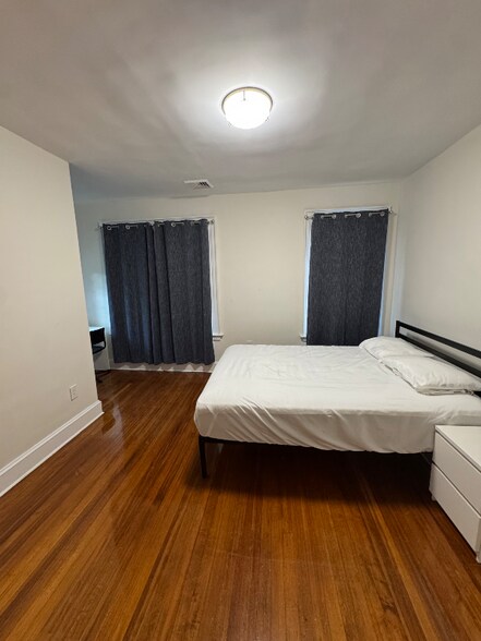 Building Photo - 79 College St