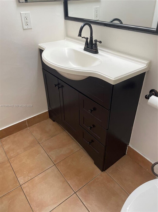 Building Photo - 570 S Park Rd