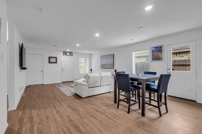 Building Photo - 4154 Saltillo Lakes Dr