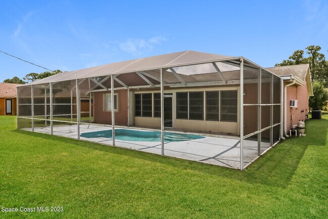 Building Photo - 2307 SW Kent Cir