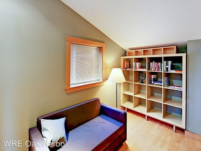 Building Photo - 1060 S Halsey Dr