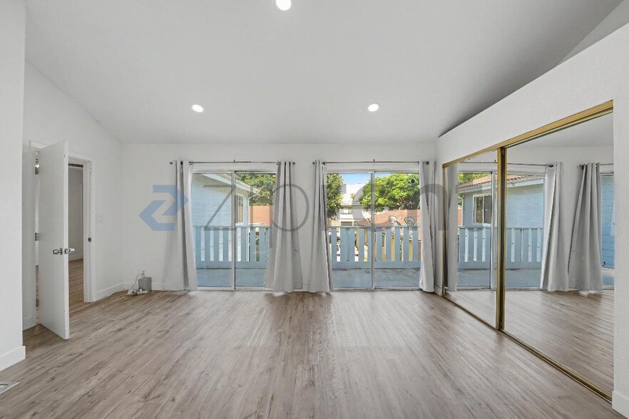Building Photo - Unit