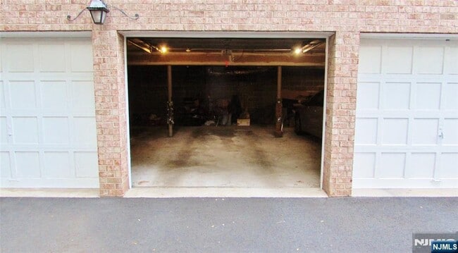 Building Photo - 522 Maple Ave