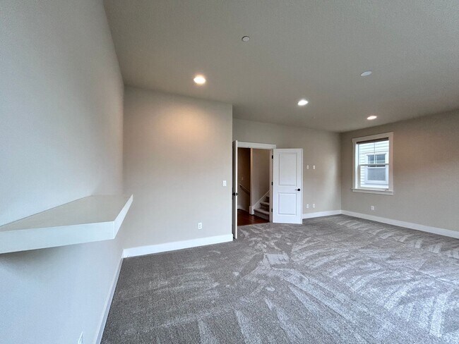 Building Photo - Incredibly Large 4 Bed 2.5 Bath Charmer!