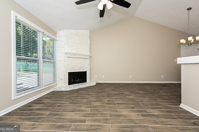 Building Photo - 402 Hawthorne Cir