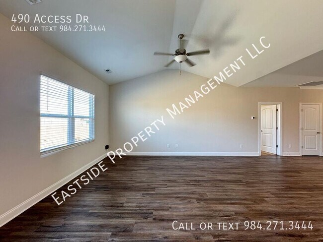 Building Photo - 490 Access Dr