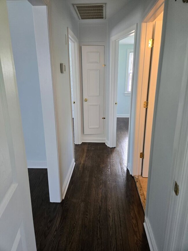 Building Photo - Newly Renovated 3BR/1BA Home - West End - ...