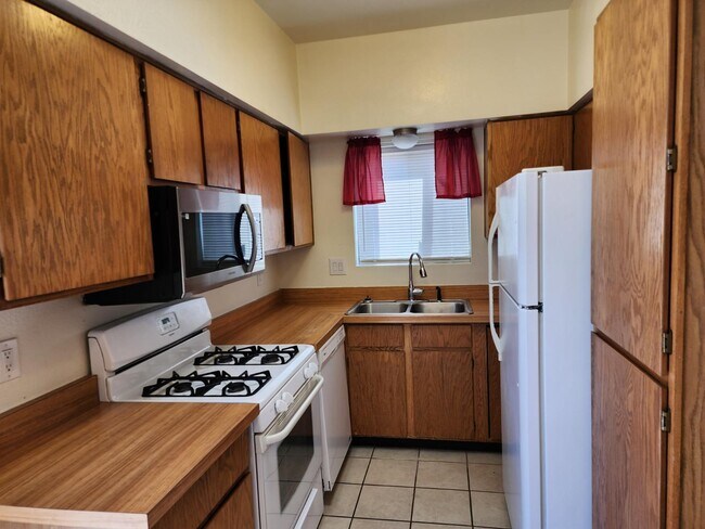 Building Photo - 4135 Calle Barona