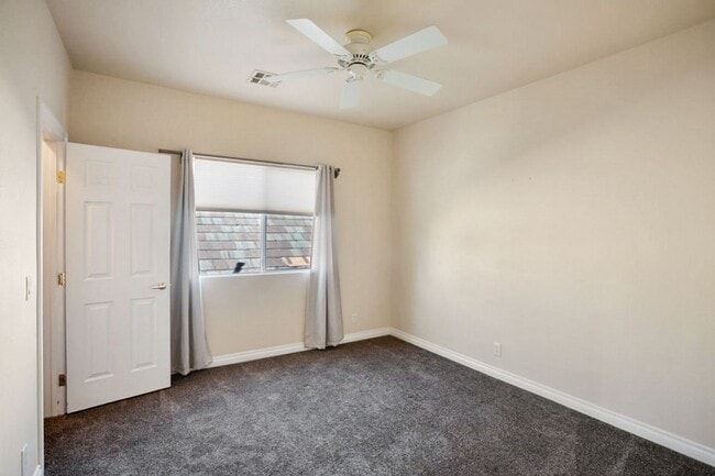 Building Photo - 4 Bedroom, Queens Ridge Guard Gated Commun...