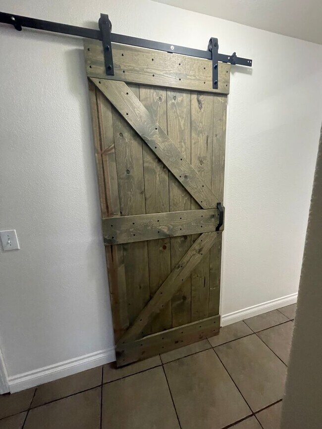 Building Photo - Charming Three Bedrooms, 2 Bathrooms Home ...