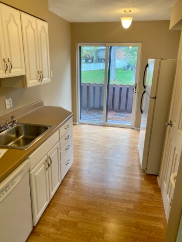 Building Photo - 7971 Royal Arms Ct