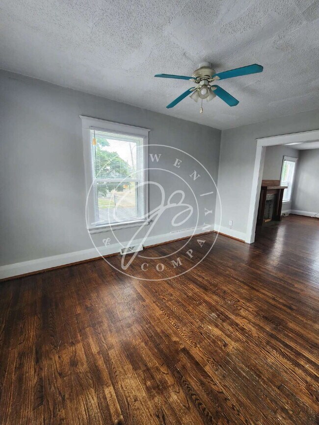 Building Photo - 2 bed 2 story townhouse! Individual baseme...