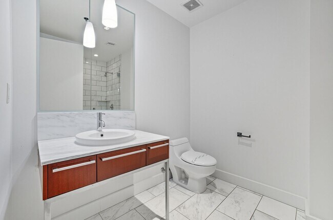 Building Photo - 6th Floor 2-Bedroom Condo with Stunning La...