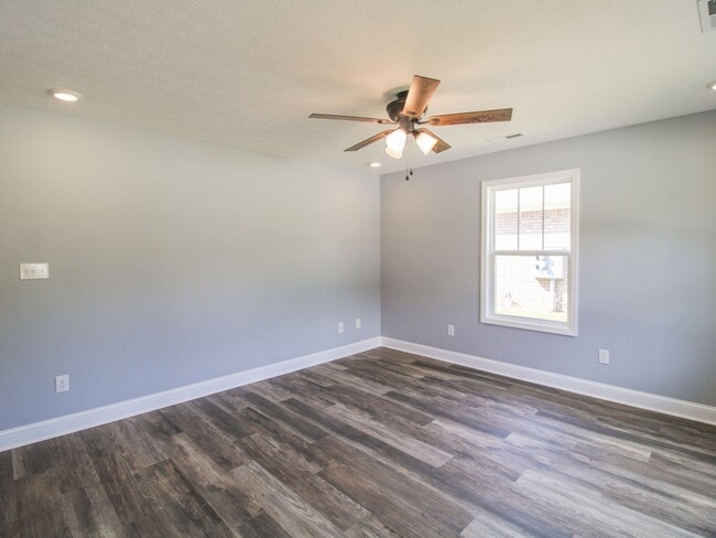 Building Photo - FREE RENT! Great Location close to Athens! MOVE IN Ready!