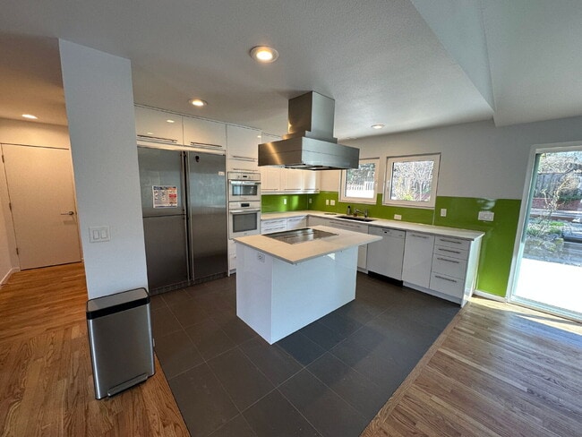 Building Photo - Beautiful Home in Cedar Hills/Commonwealth...