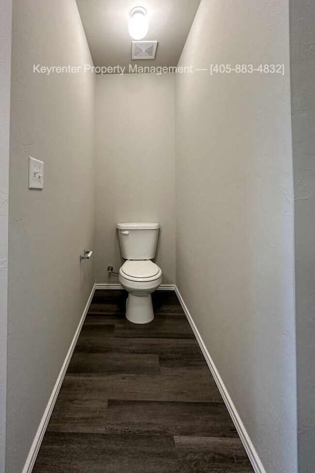 Building Photo - Gorgeous 4 Bed 2 Bath Home in Heart Of Yukon!