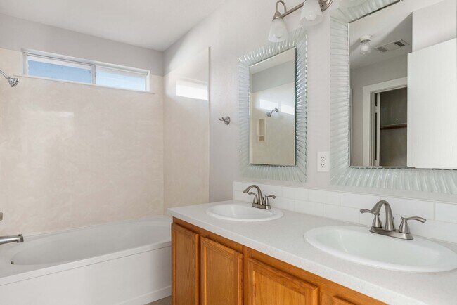 Building Photo - Updated 4/BR 2/BA Home Minutes from Downtown!