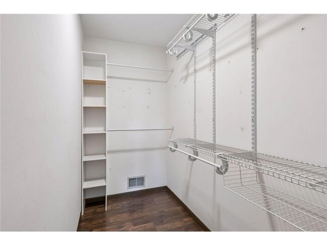 Building Photo - 2831 Kenwood Isles Dr