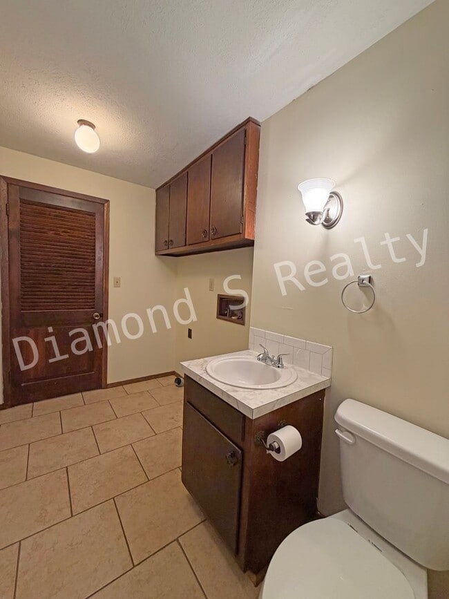 Building Photo - Charming 3 bedroom Home near Hwy 65 and Ch...