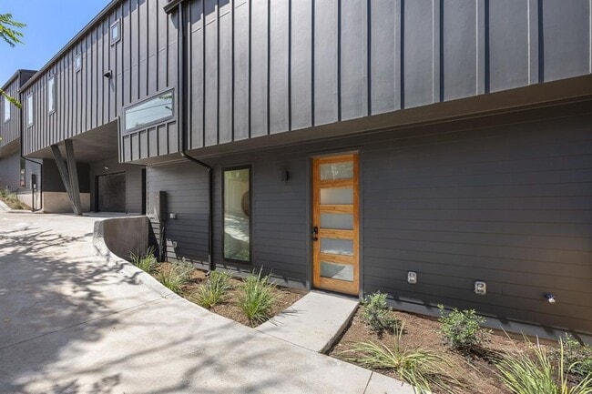 Building Photo - 4014 Clawson Rd