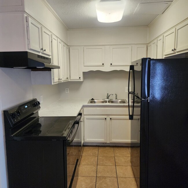 Building Photo - Remodeled 2 Bedroom Townhouse FOR RENT