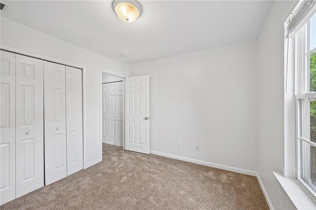 Building Photo - 725 Crestwell Cir