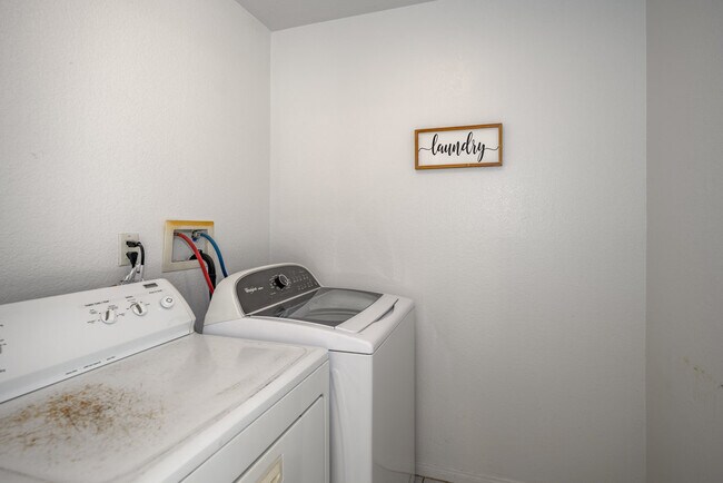 laundry rm - 515 S Shelton St