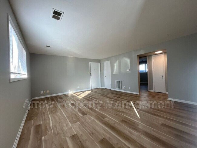 Building Photo - 440 Moffitt St