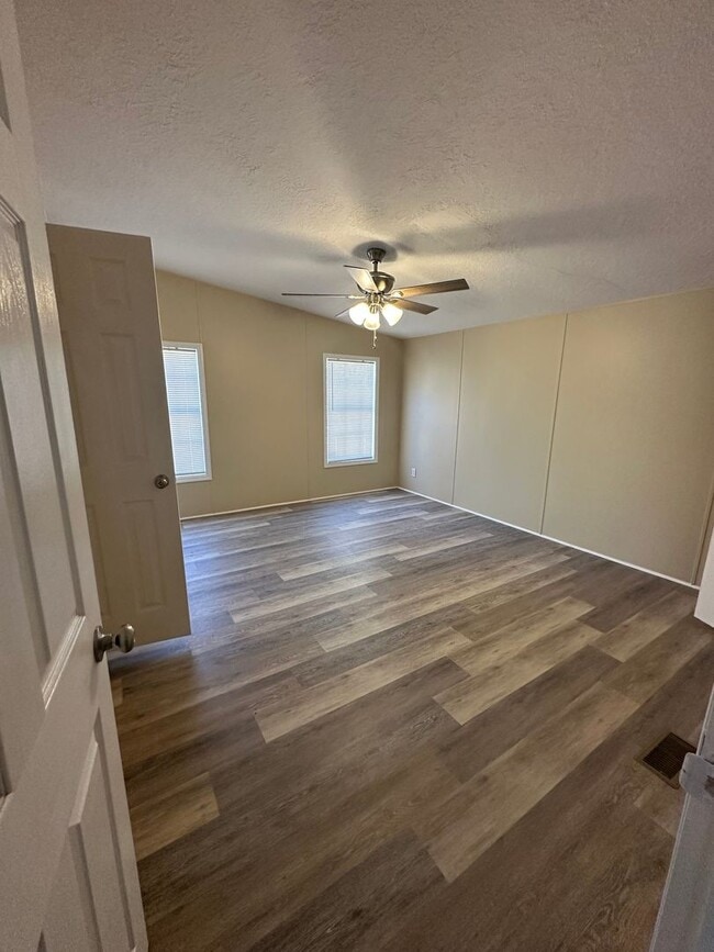 Building Photo - 3 Bed 2 Bath Waterfront Property - Now Available