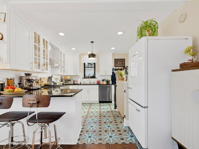 Building Photo - 318 Bluff Ave