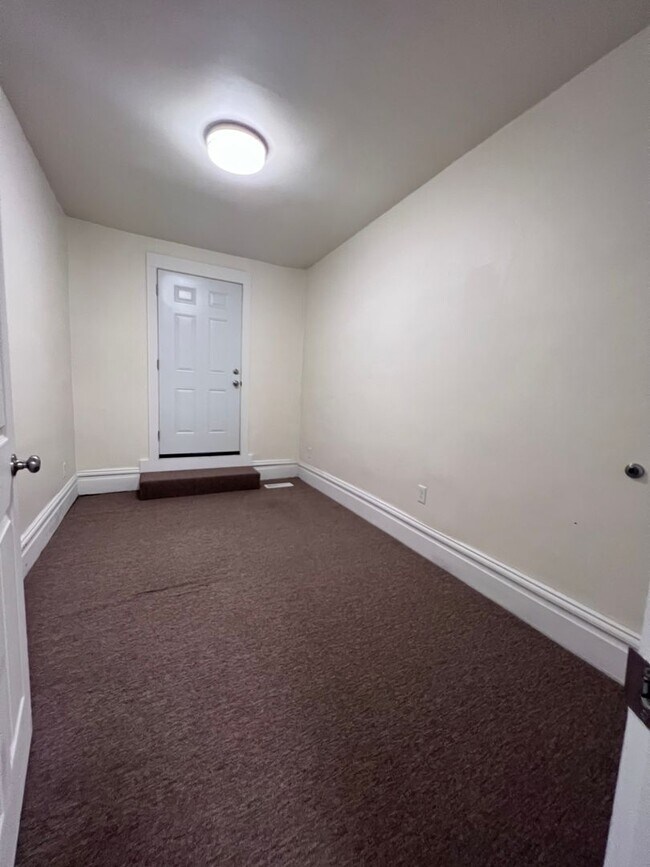 Building Photo - Internet included- 2BR apartment with office!