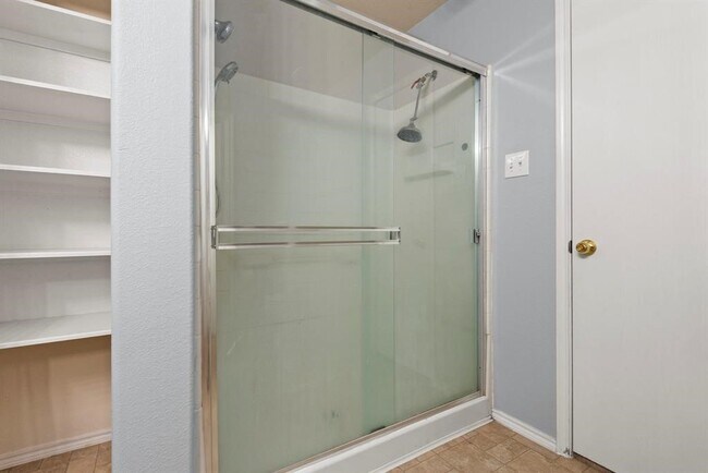 Building Photo - 1614 Wooded Acres Dr