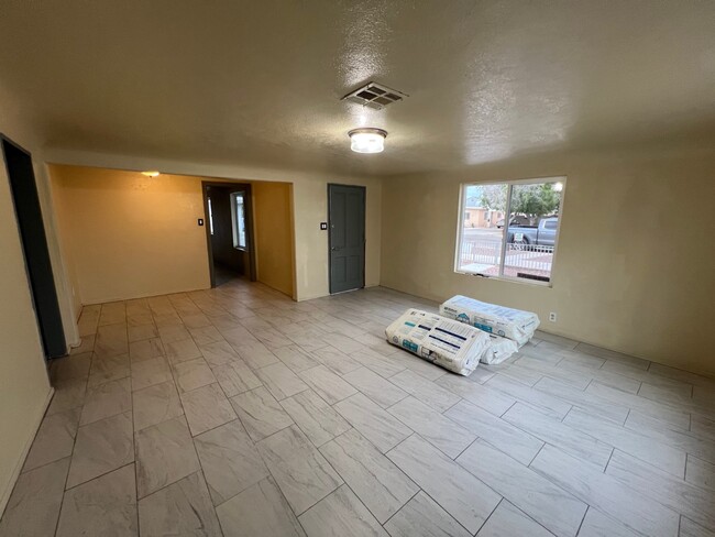 Building Photo - 928 S 7th Ave