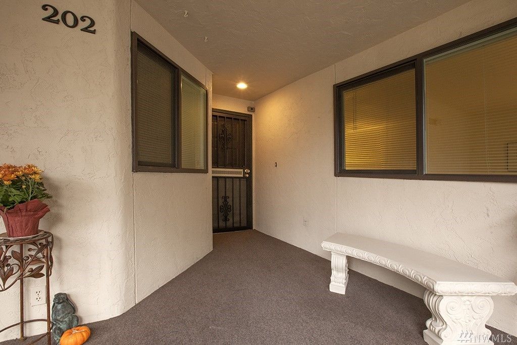 Quiet courtyard entry - 16929 Inglewood Rd NE