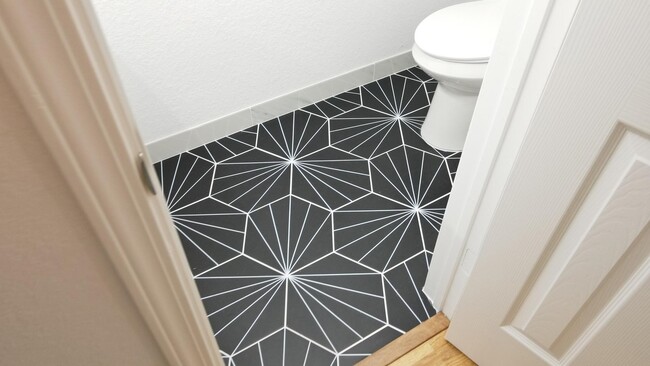 Building Photo - 5126 Lyndhurst Dr