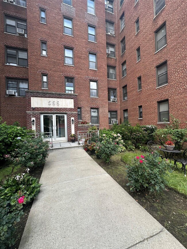 Building Photo - 555 McLean Ave
